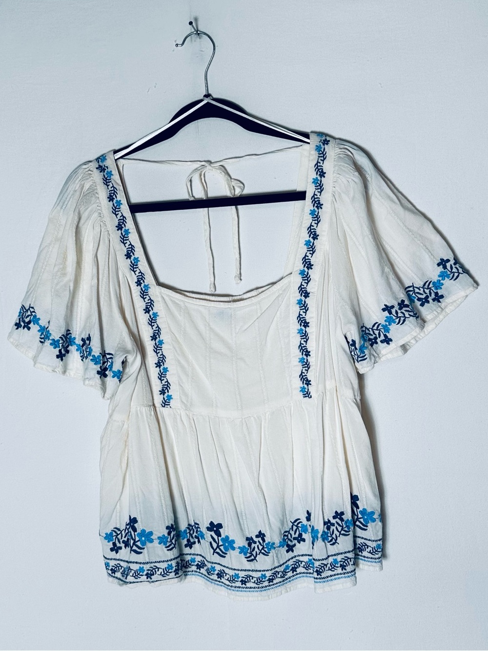 Old Navy White Blue Embroidered Flutter Sleeve Boho Blouse Size XL Cottagecore